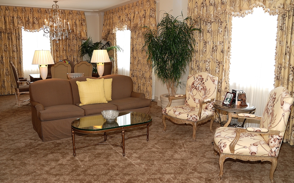 Hotel Monteleone Suite - Tenn Williams_living room