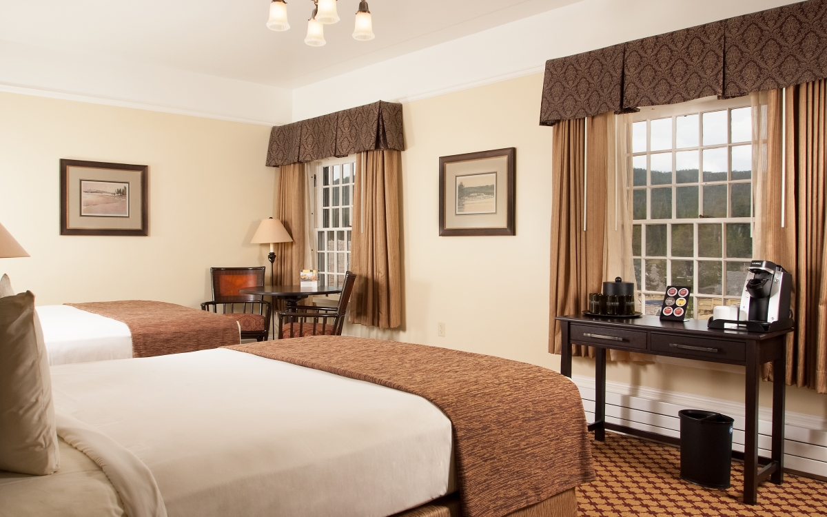 premium-hotel-room_lake-yellowstone-hotel