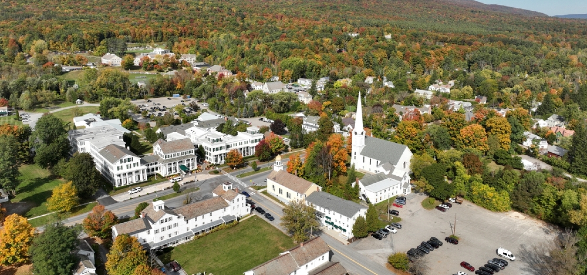 One of the main architectural attractions is the Hildene House, built in 1912. Surrounded by magnificent gardens, the building is open to the public and offers tours that tell about life in Vermont in